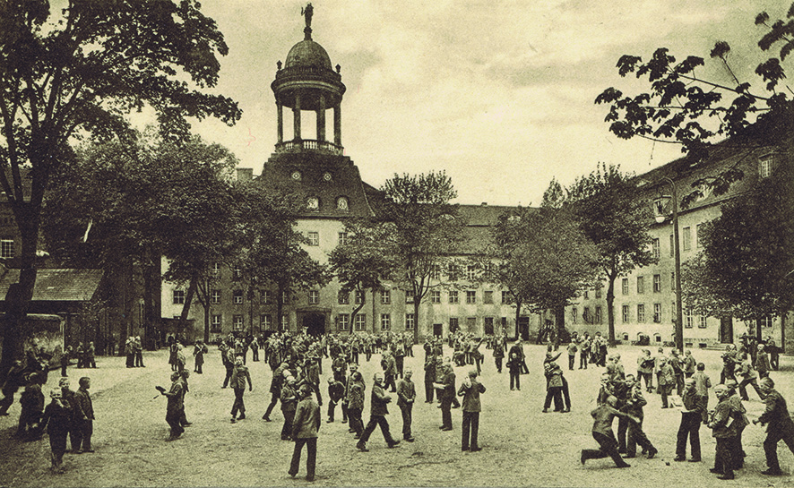 Das Foto zeigt den Innenhof des Potsdamer Großen Waisenhauses, um 1930