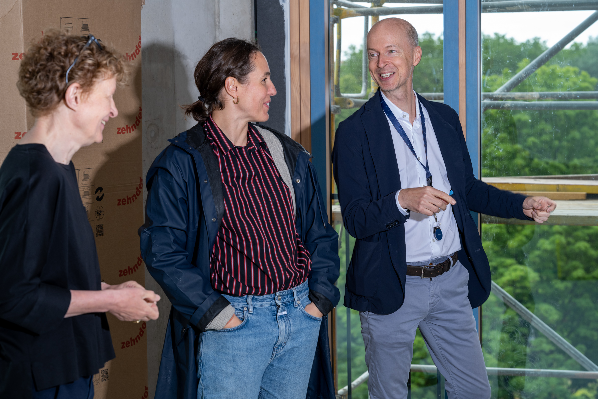 Das Bild zeigt Maria Exner (2. v. l.) und Tim Göbel, Geschäftsführender Vorstand der Schöpflin Stiftung auf der Baustelle von Publix
